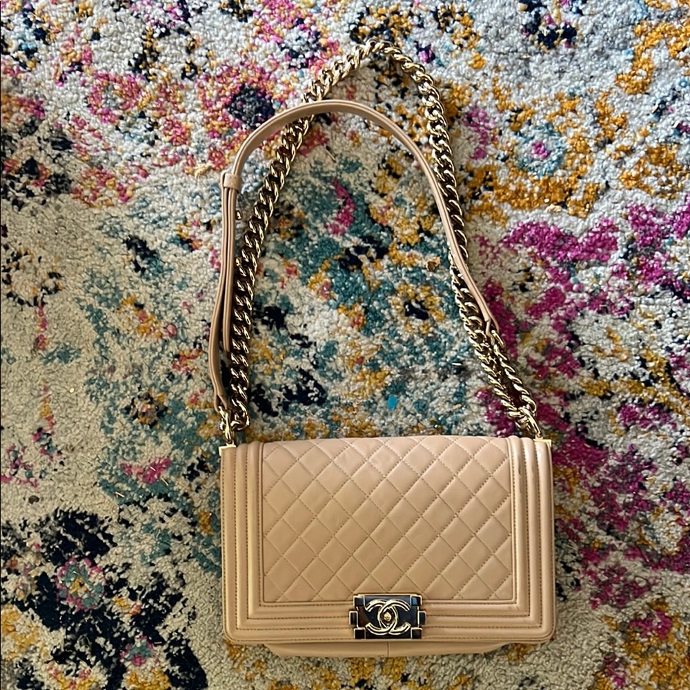 CHANEL Cream Quilted Leather Shoulder Bag with Chain Strap